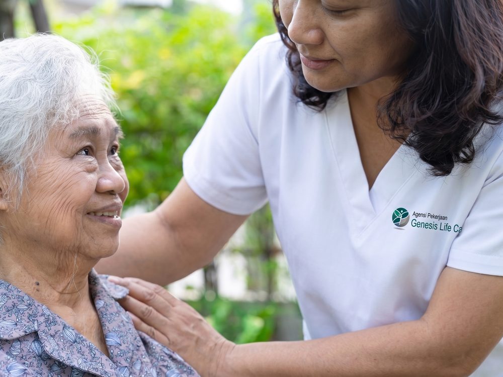 A trained Agensi Pekerjaan Genesis Life Care caregiver caring warmly for an elderly woman at home